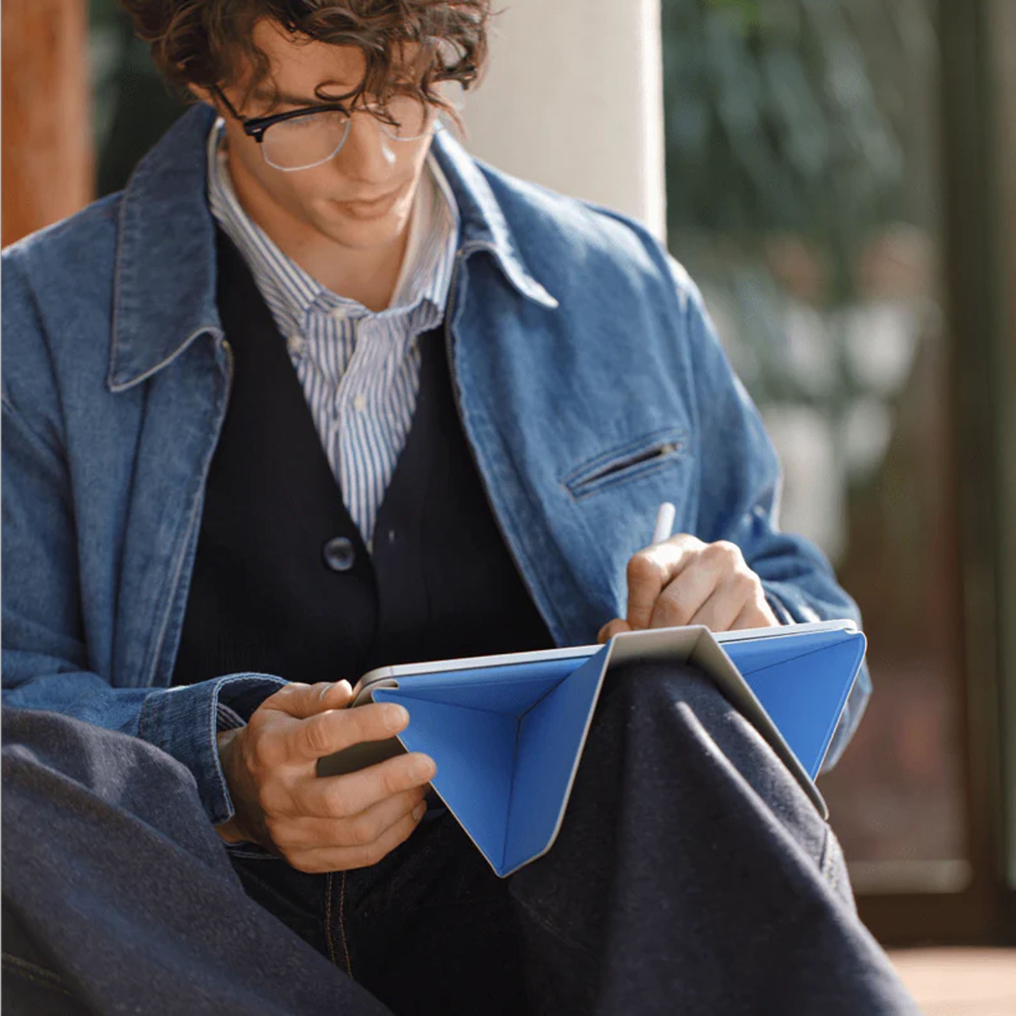 iPad Air 11-in M2/Air 5th Gen/4th Gen MOFT Dynamic Folio Case - Cement/Sapphire - 15-14404