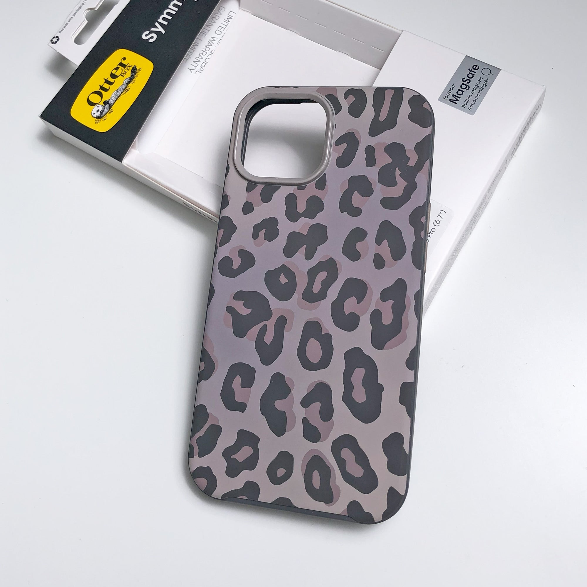 iPhone 15 Pro Otterbox Symmetry w/ MagSafe Graphics Series Case - Grey (Wild Cat) - 15-11557