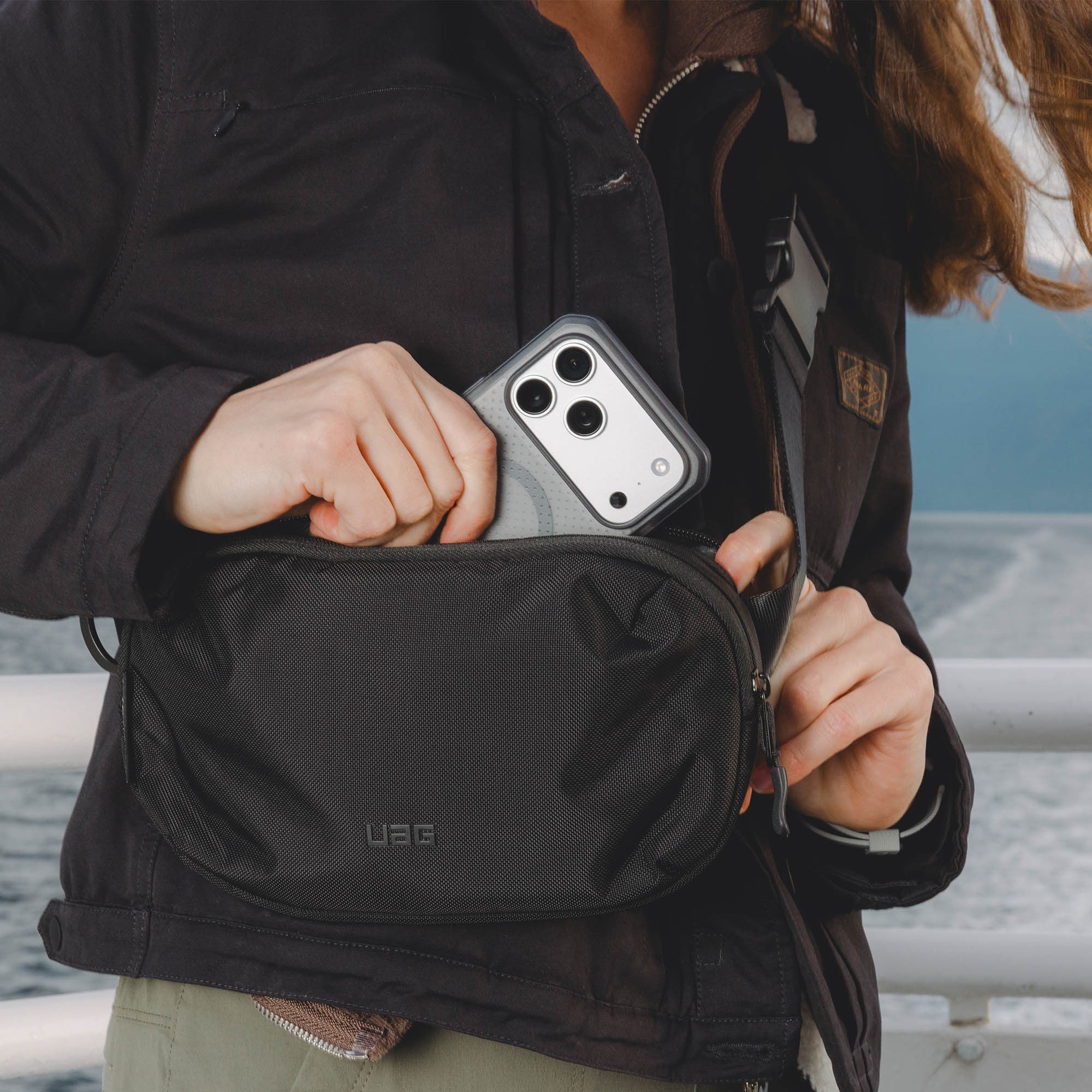 UAG Standard Issue 1L Sling - Black - 15-15515